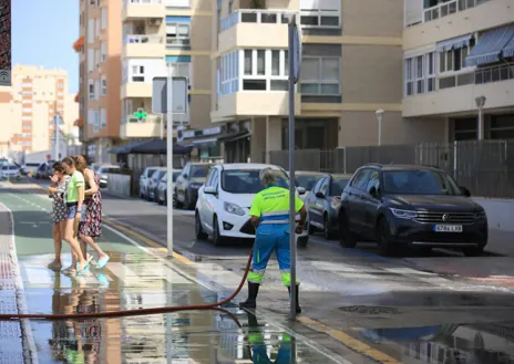 Imagen secundaria 1 - Cádiz recupera el brillo: 130 calles y 650 horas extra de limpieza en 45 días