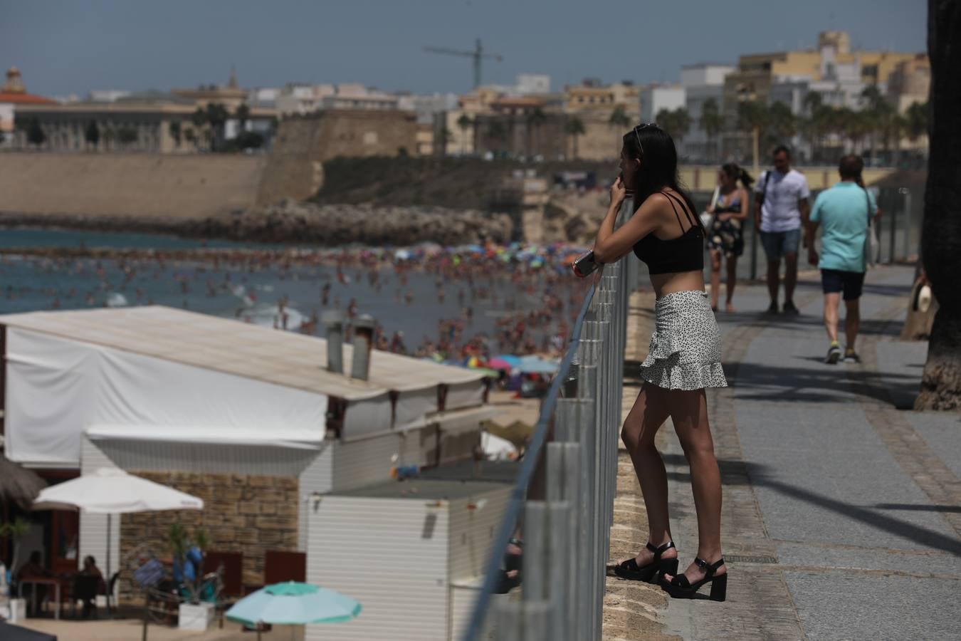 Fotos: Lleno en las playas de Cádiz en el puente del 15 de agosto