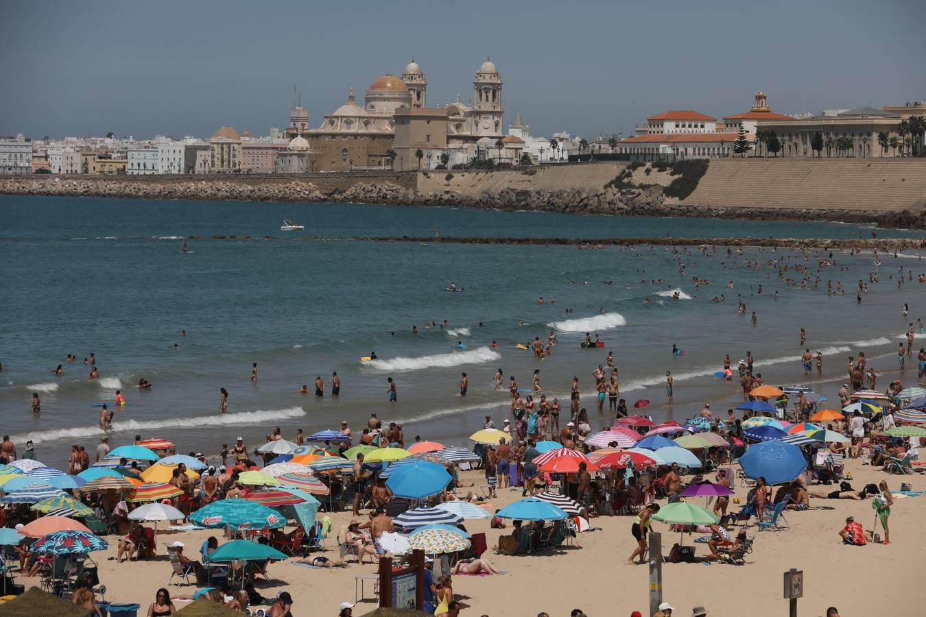 Fotos: Lleno en las playas de Cádiz en el puente del 15 de agosto