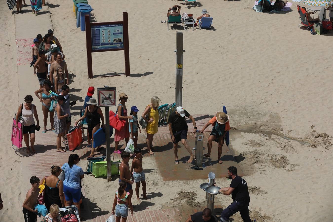 Fotos: Lleno en las playas de Cádiz en el puente del 15 de agosto