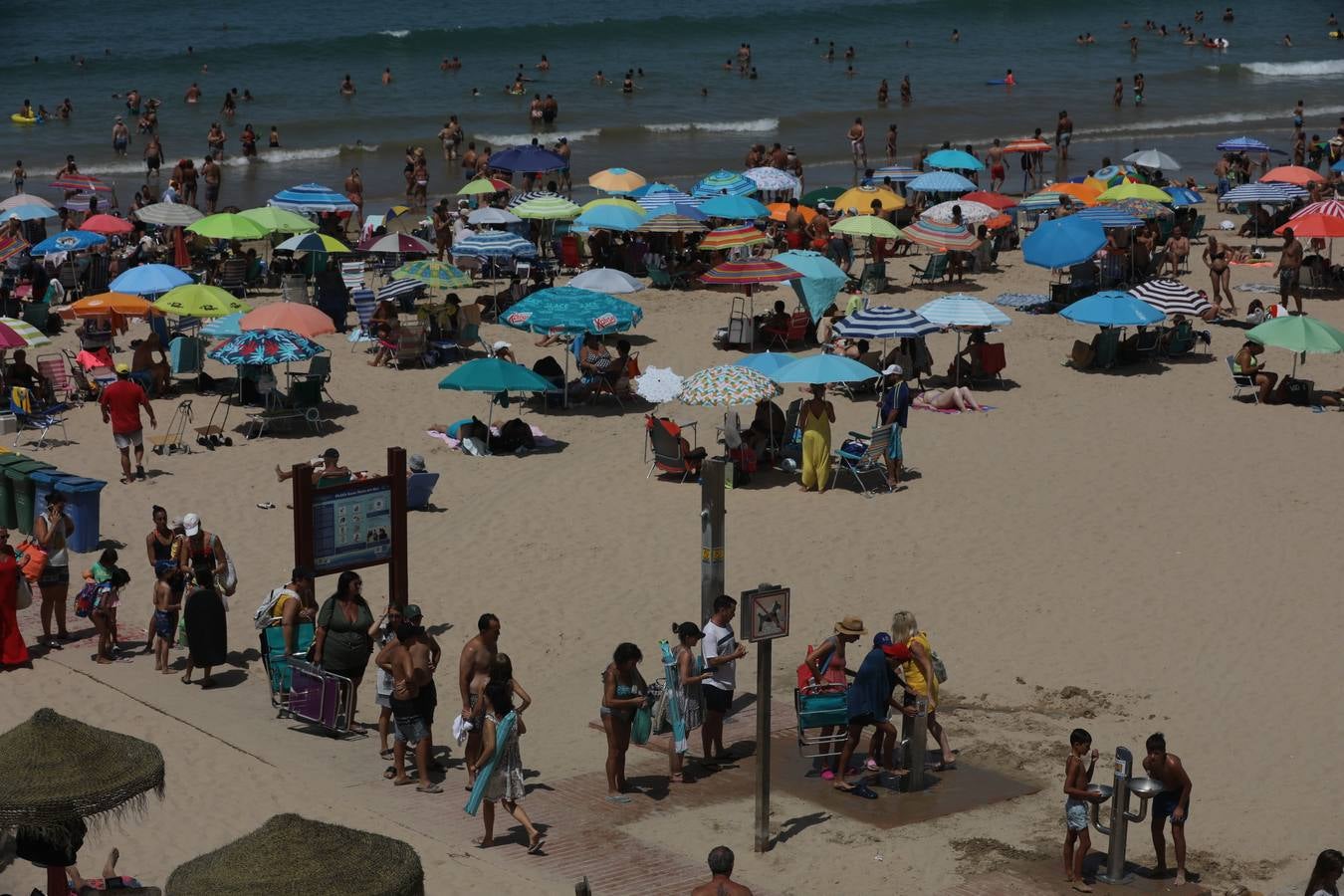 Fotos: Lleno en las playas de Cádiz en el puente del 15 de agosto
