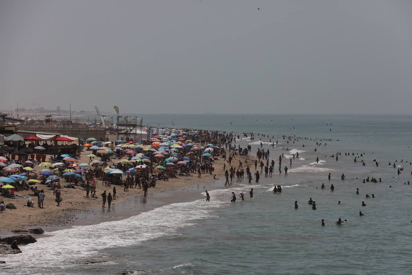 Fotos: Lleno en las playas de Cádiz en el puente del 15 de agosto