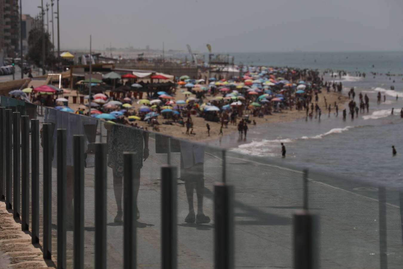 Fotos: Lleno en las playas de Cádiz en el puente del 15 de agosto