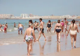 Naturistas recuerdan que la nueva normativa no prohíbe el nudismo en las playas de Cádiz