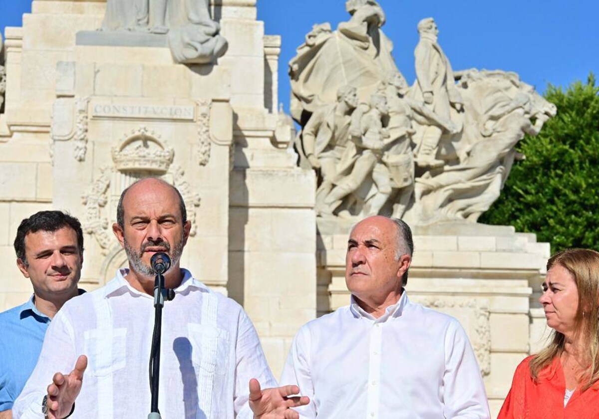 Pedro Rollán, en Cádiz juntos al alcalde Bruno García y los senadores José Ignacio Landaluce y Teresa Ruiz-Sillero.