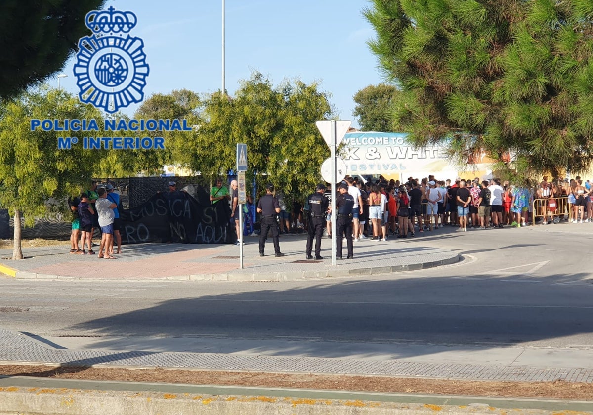 Cinco detenidos por tráfico de drogas en el Festival Black & White en Rota.