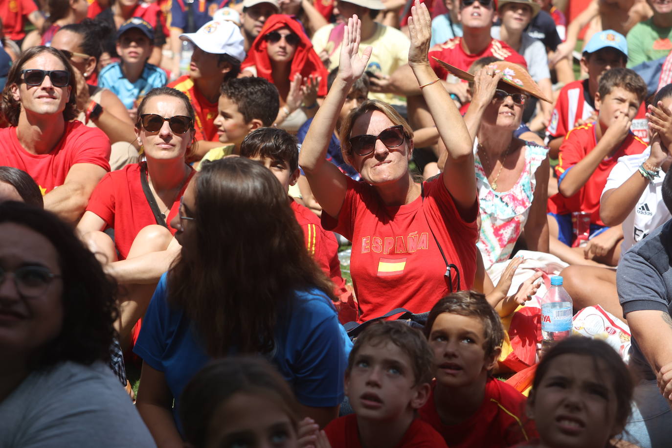 Fotos: Cádiz apoya a la Selección femenina en la &#039;Fan Zone&#039;