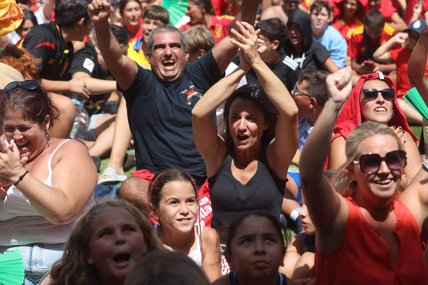 Fotos: Cádiz apoya a la Selección femenina en la &#039;Fan Zone&#039;