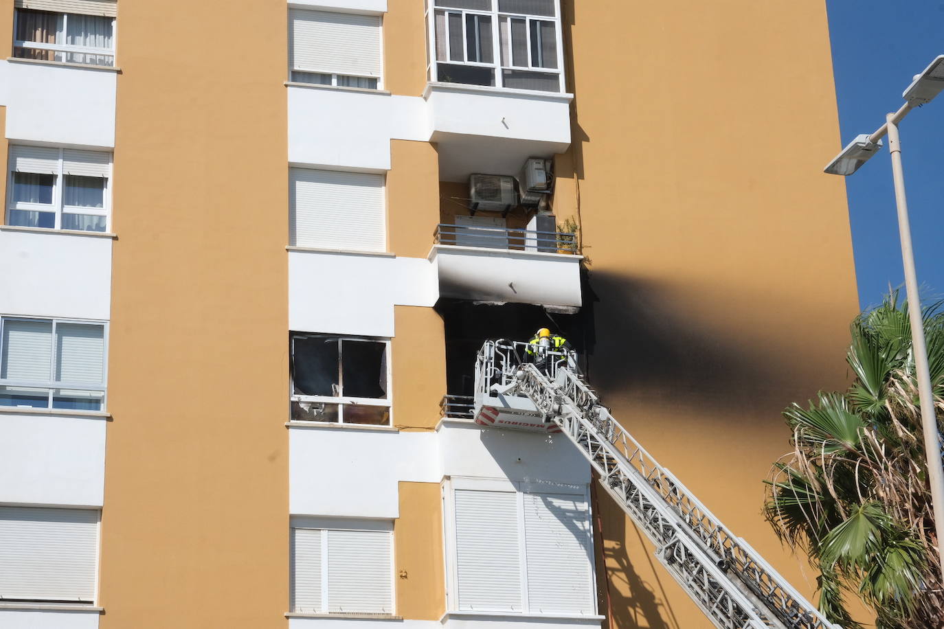 Fotos: los bomberos luchan contra el fuego en la barriada de la Paz de Cádiz