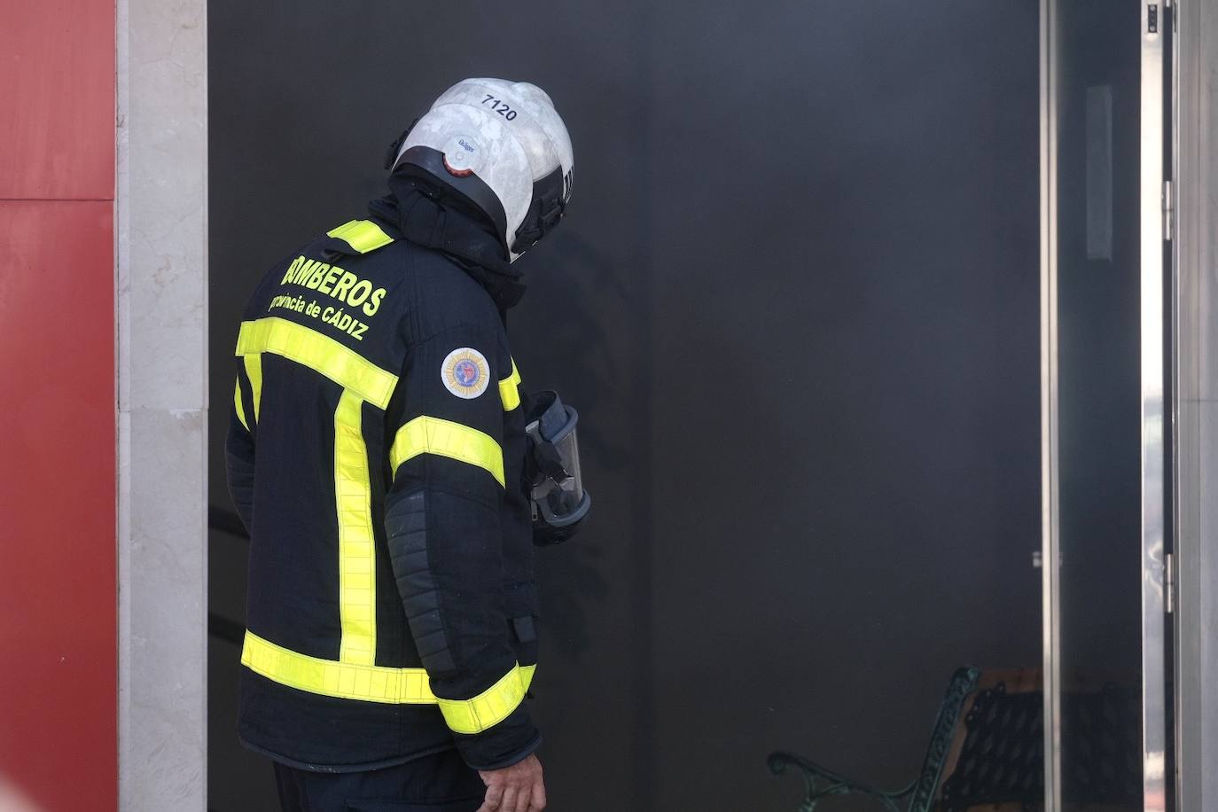 Fotos: los bomberos luchan contra el fuego en la barriada de la Paz de Cádiz