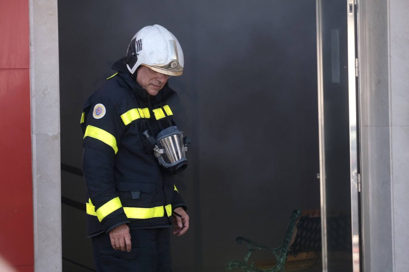 Fotos: los bomberos luchan contra el fuego en la barriada de la Paz de Cádiz