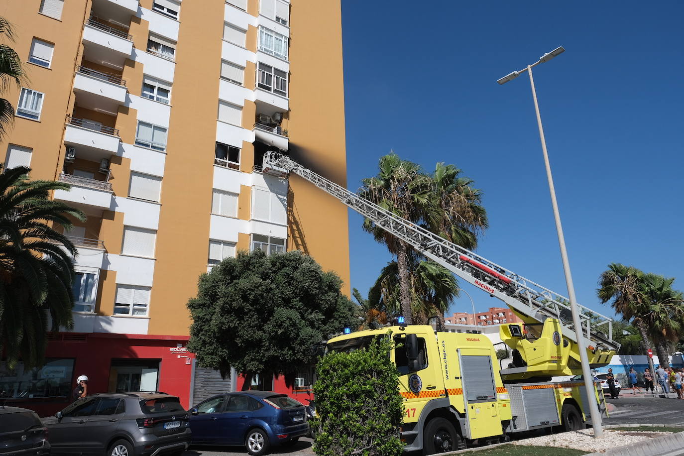 Fotos: los bomberos luchan contra el fuego en la barriada de la Paz de Cádiz