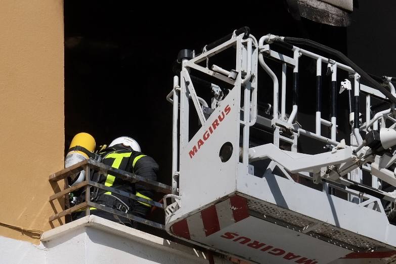 Fotos: los bomberos luchan contra el fuego en la barriada de la Paz de Cádiz