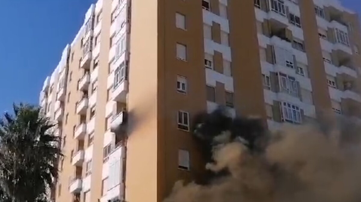 Momento posterior a la explosión y el humo saliendo por la ventana