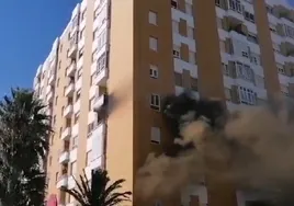 Vídeo: Alarma en la barriada de la Paz en Cádiz tras una explosión de gas en una vivienda