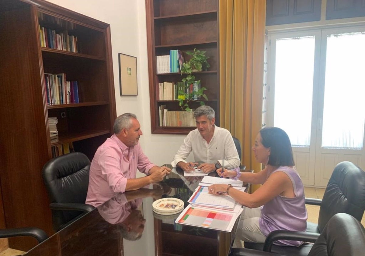 Reunión sobre proyectos que se están desaroolando en Torre Alháquime.