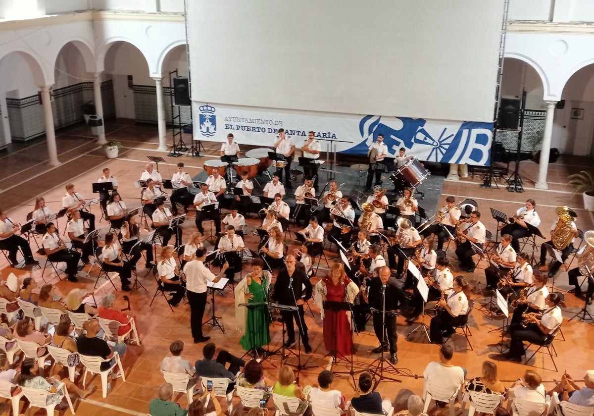 La zarzuela se adueñó del patio del edificio San Agustín en un magnífico concierto de la Banda de Música «Maestro Dueñas»