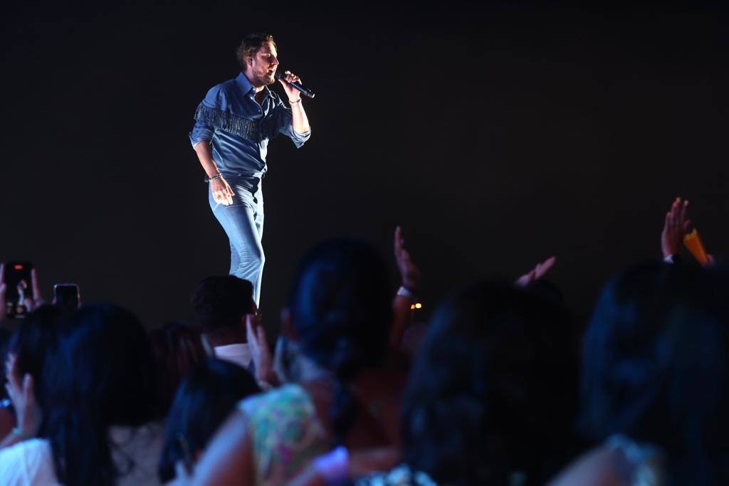 FOTOS: La flecha de Manuel Carrasco, directa al corazón de Cádiz