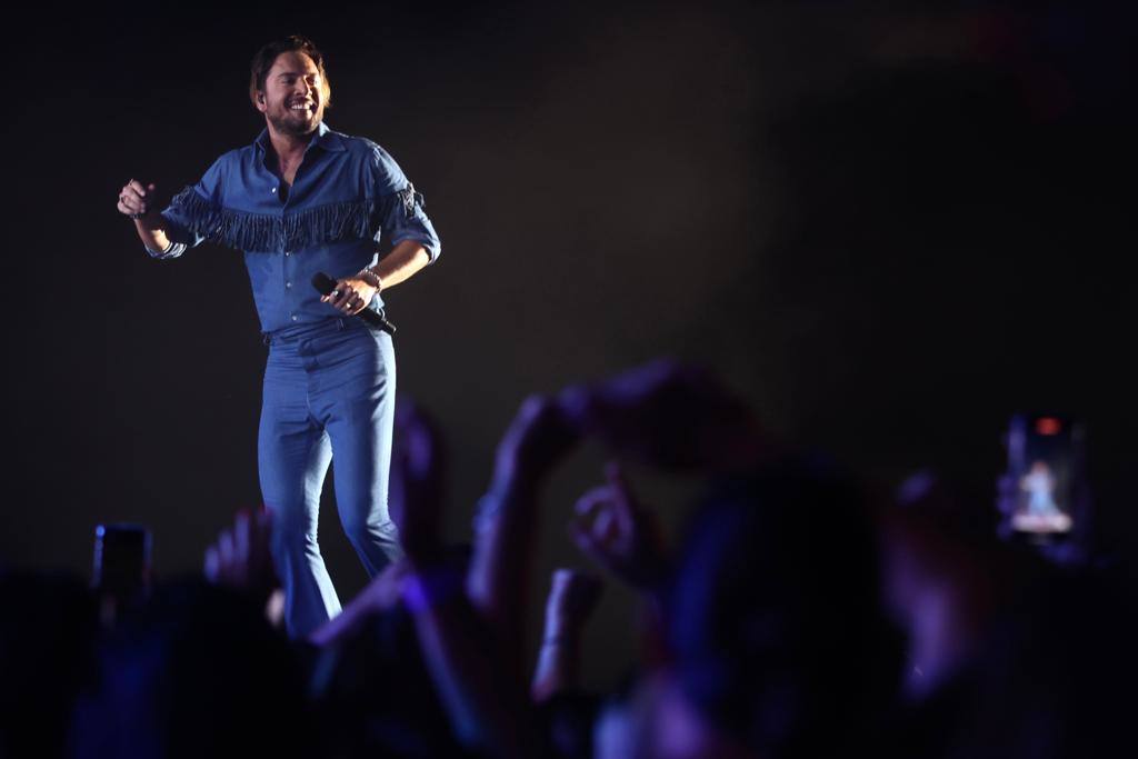 FOTOS: La flecha de Manuel Carrasco, directa al corazón de Cádiz