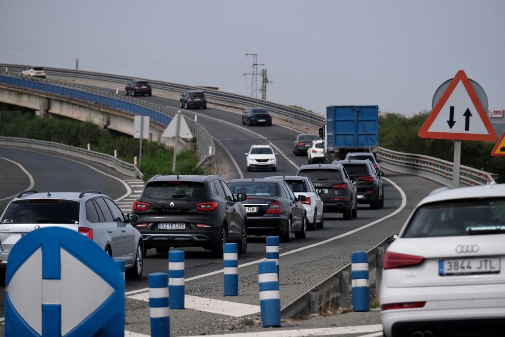 Fotos: Último fin de semana de agosto con atascos en las carreteras y lleno en las playas de Cádiz