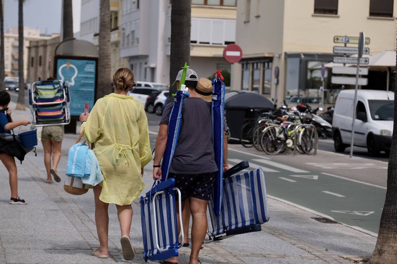 Fotos: Último fin de semana de agosto con atascos en las carreteras y lleno en las playas de Cádiz