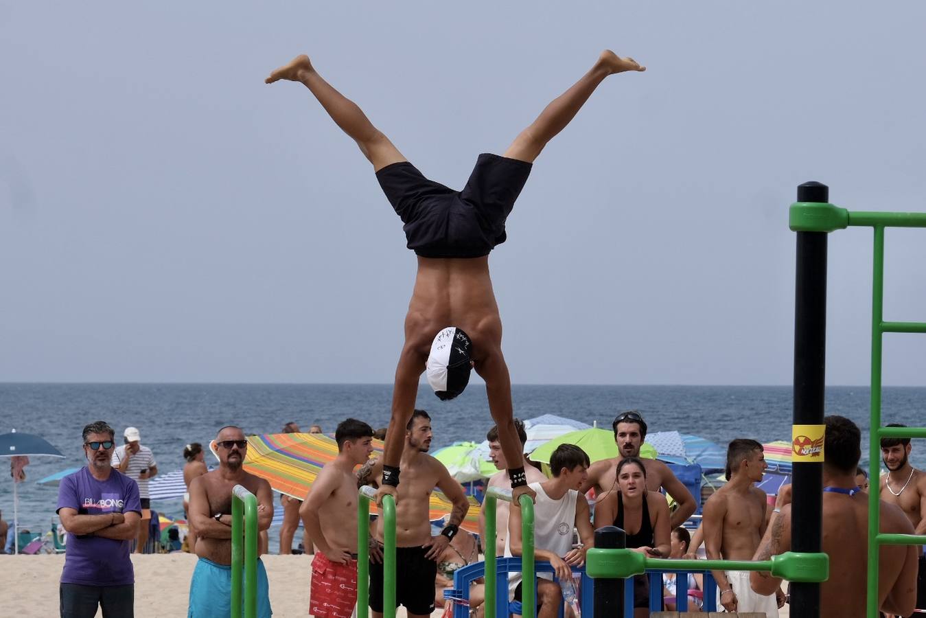 Fotos: Último fin de semana de agosto con atascos en las carreteras y lleno en las playas de Cádiz