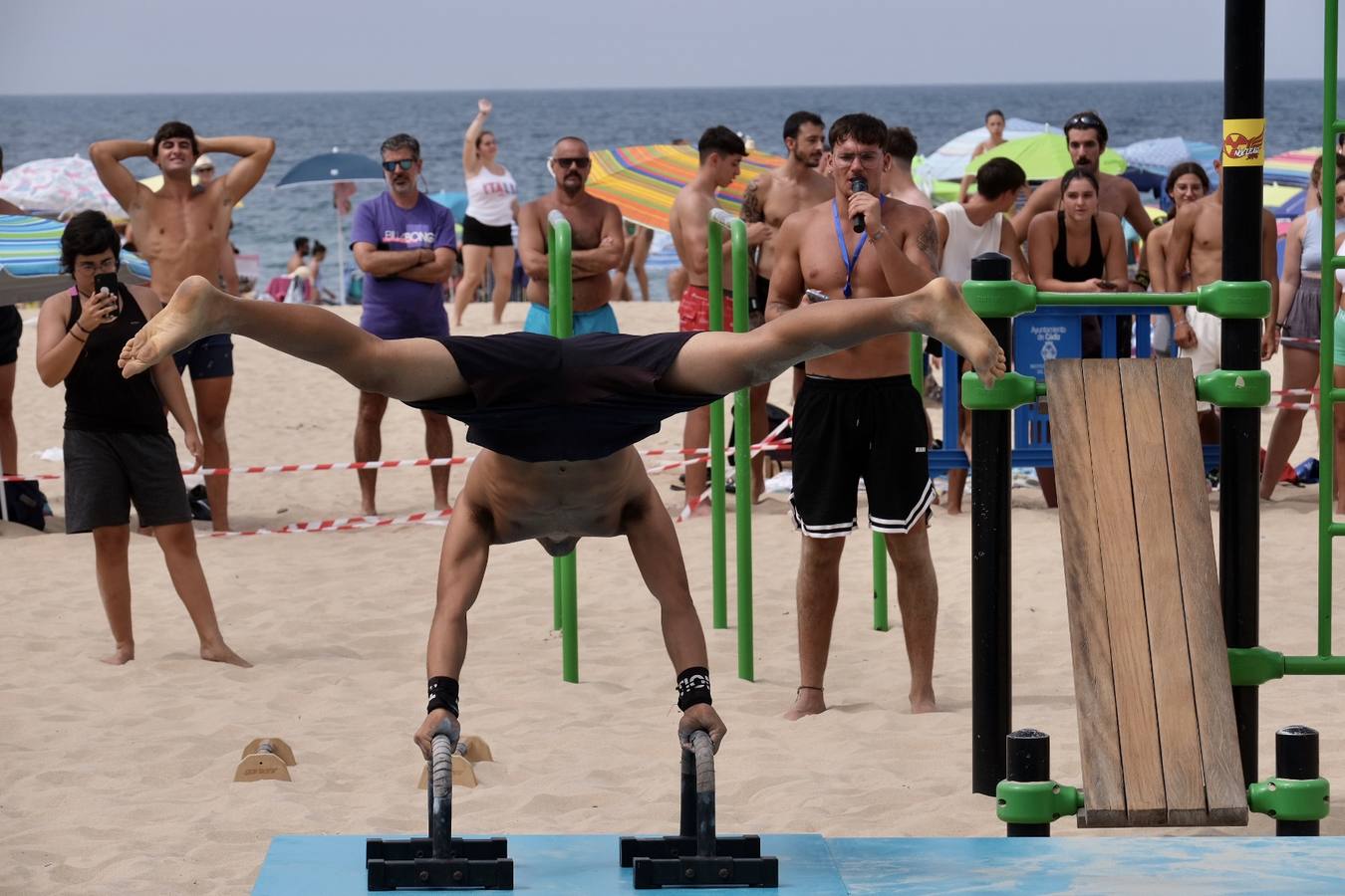 Fotos: Último fin de semana de agosto con atascos en las carreteras y lleno en las playas de Cádiz