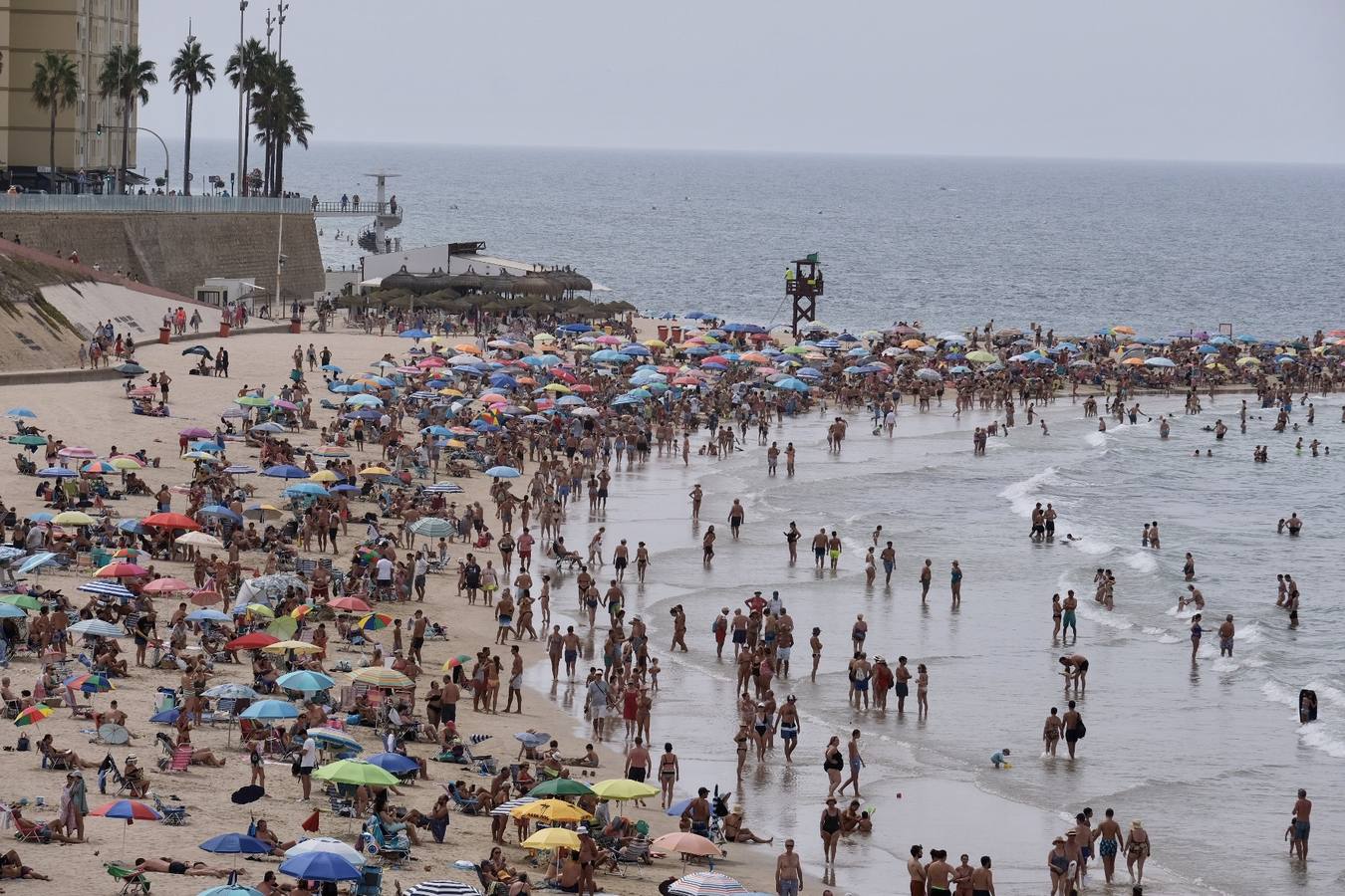 Fotos: Último fin de semana de agosto con atascos en las carreteras y lleno en las playas de Cádiz