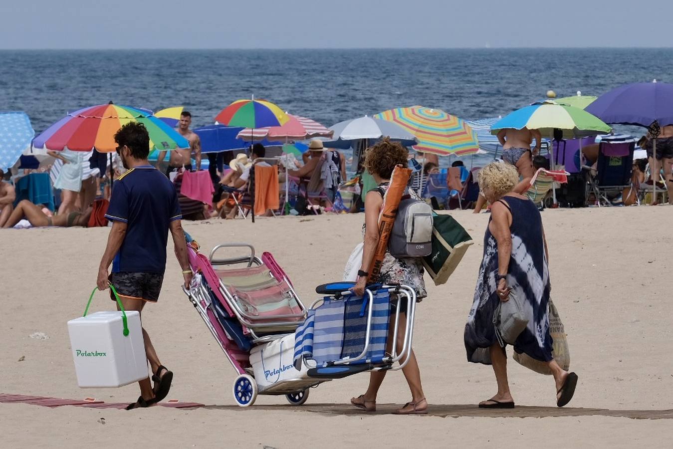 Fotos: Último fin de semana de agosto con atascos en las carreteras y lleno en las playas de Cádiz