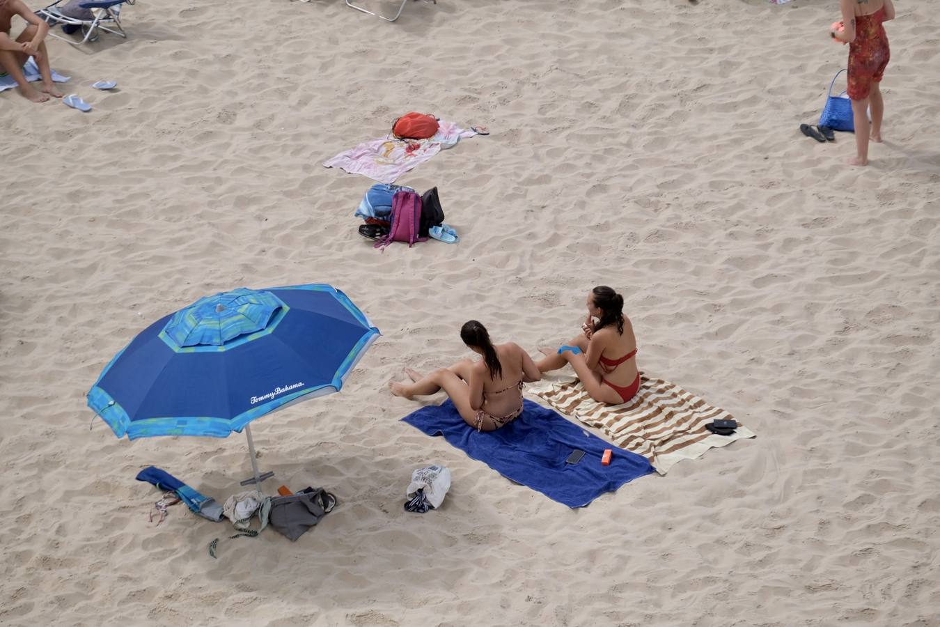 Fotos: Último fin de semana de agosto con atascos en las carreteras y lleno en las playas de Cádiz