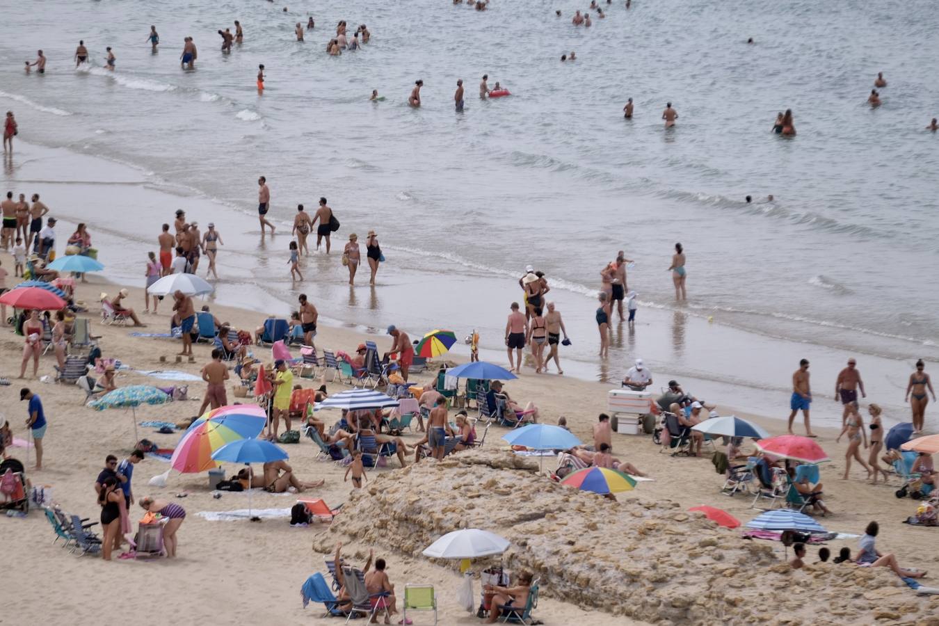 Fotos: Último fin de semana de agosto con atascos en las carreteras y lleno en las playas de Cádiz