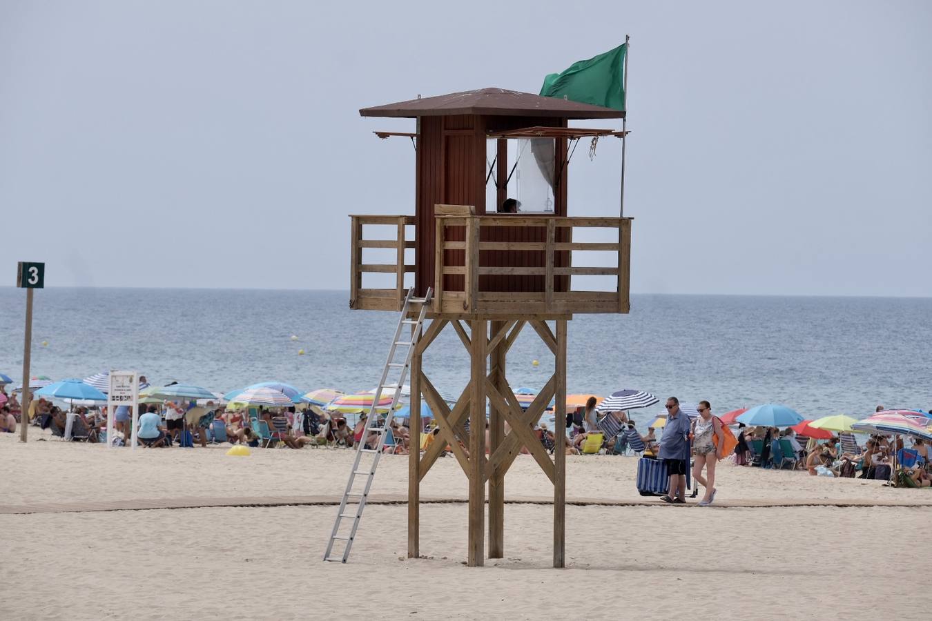 Fotos: Último fin de semana de agosto con atascos en las carreteras y lleno en las playas de Cádiz