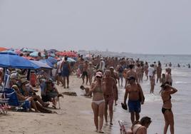 Fotos: Último fin de semana de agosto con atascos en las carreteras y lleno en las playas de Cádiz