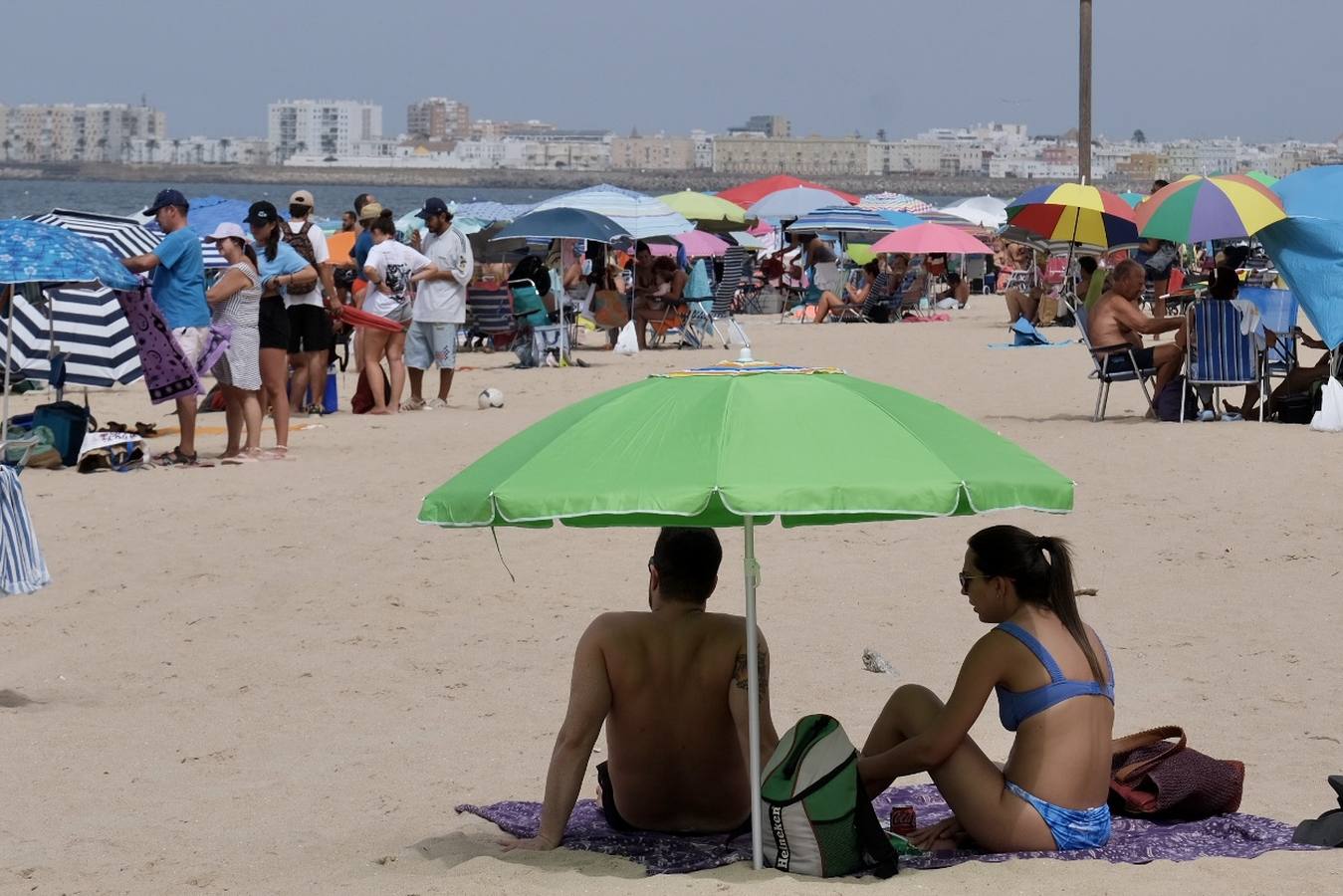 Fotos: Último fin de semana de agosto con atascos en las carreteras y lleno en las playas de Cádiz