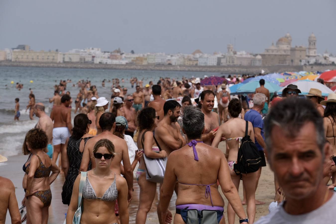 Fotos: Último fin de semana de agosto con atascos en las carreteras y lleno en las playas de Cádiz