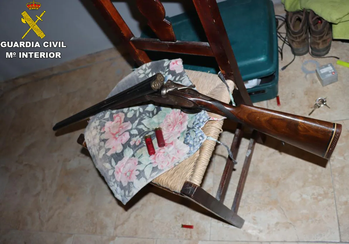 Marihuana en Villamartín: una escopeta de caza y un arma simulada como bastón para custodiar 70 plantas