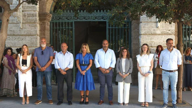 Minuto de silencio en la puerta del Palacio Provincial de Cádiz