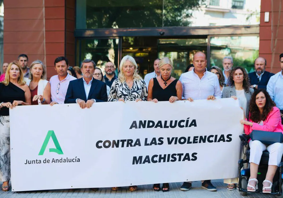 Minuto de silencio en la puerta de la delegación de la Junta en Cádiz