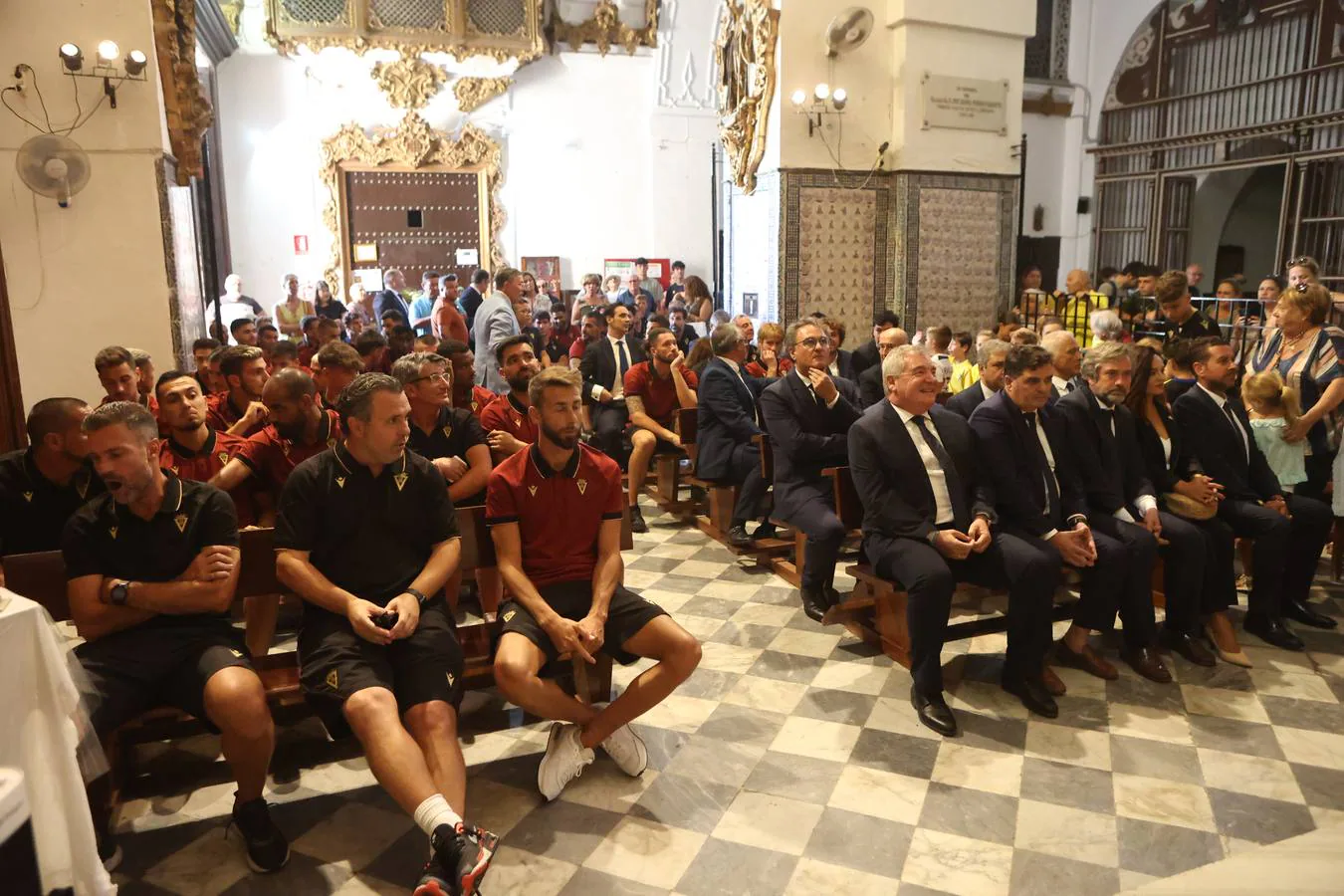 Fotos: El Cádiz CF cumple con su tradicional visita a la Patrona y al Nazareno