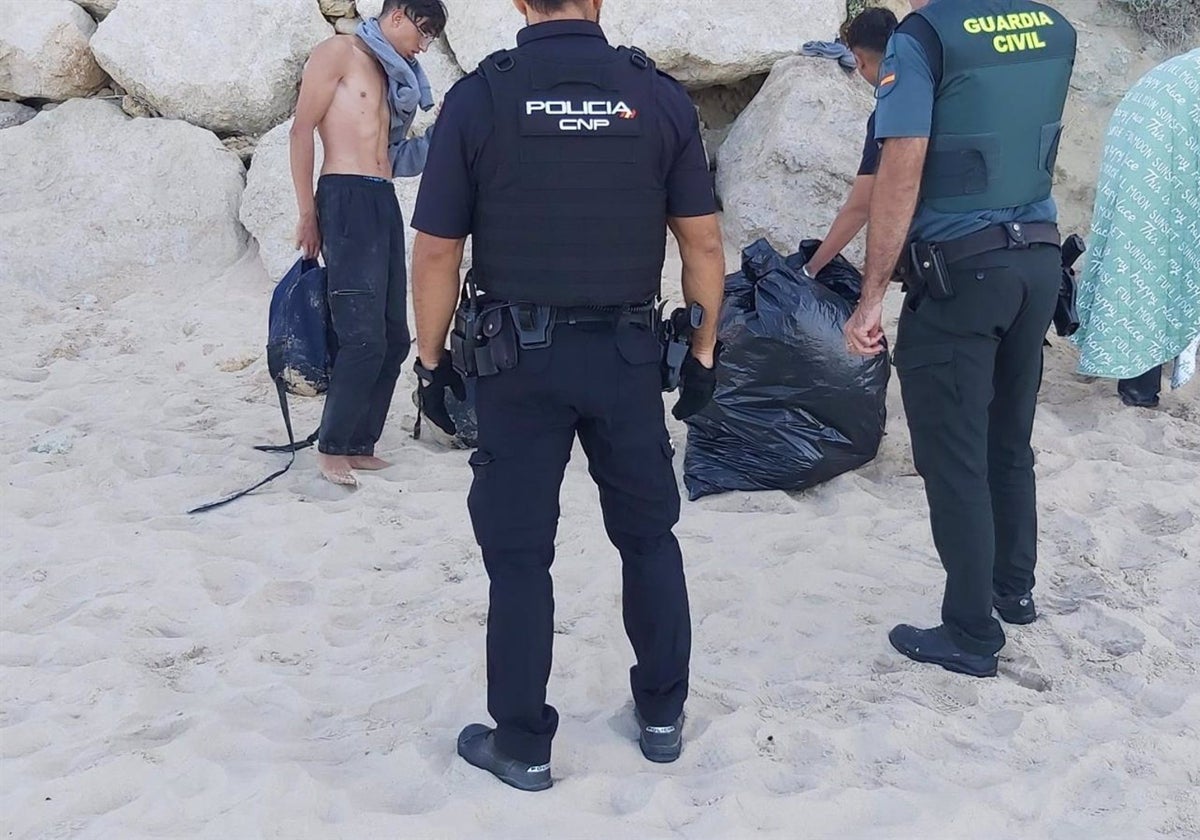 Se mantiene la búsqueda de los dos migrantes desaparecidos en el mar cuando trataban de llegar a Conil