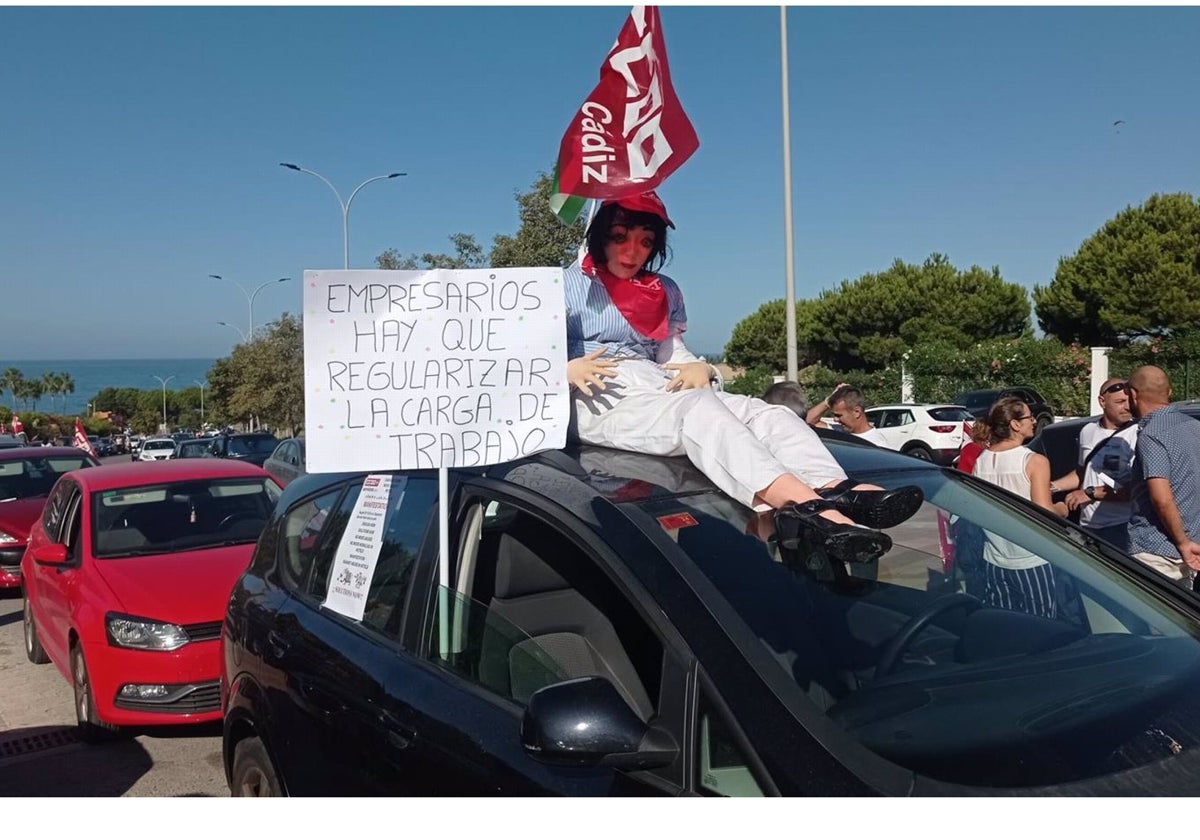 Más 40 coches recorren en caravana Novo Sancti Petri por las «excesivas cargas de trabajo» en los hoteles.