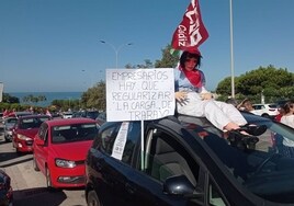 Más 40 coches recorren en caravana Novo Sancti Petri por las «excesivas cargas de trabajo» en hoteles