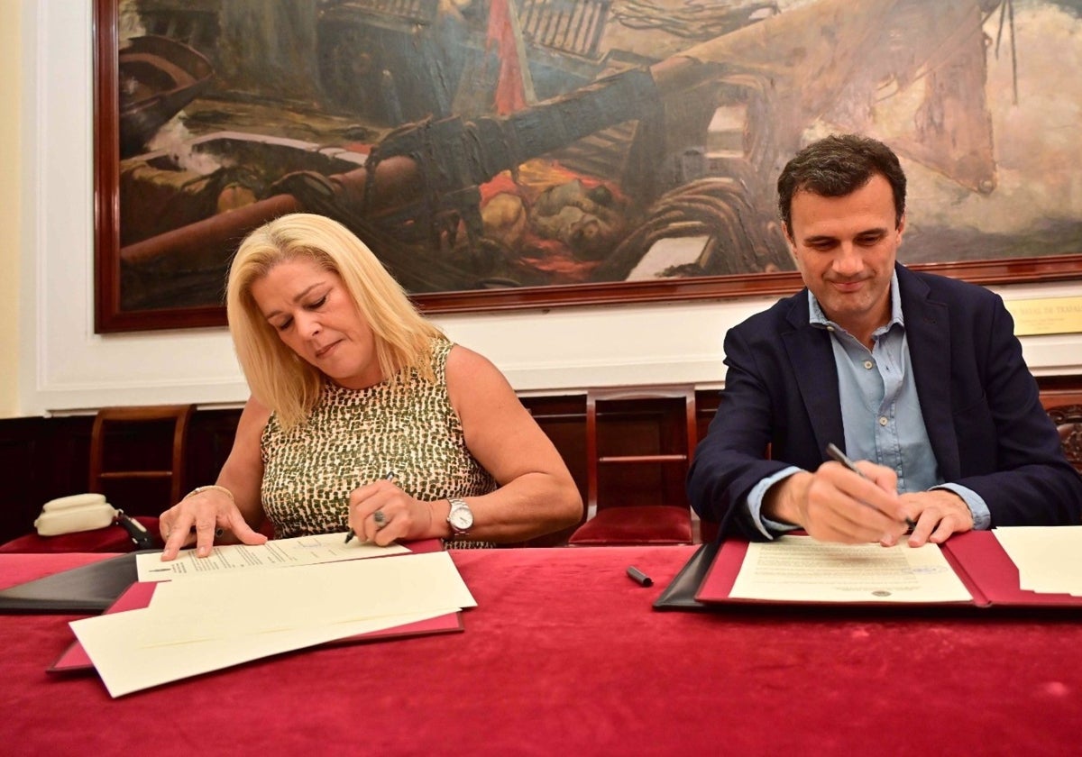 La presidenta de ACEX, Beatriz Gandullo, y al alcalde de Cádiz, Bruno García.