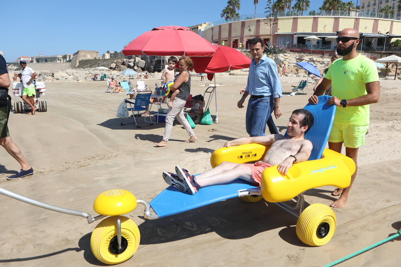 Fotos: La playa de Santa María ya cuenta con zona de atención para personas con discapacidad