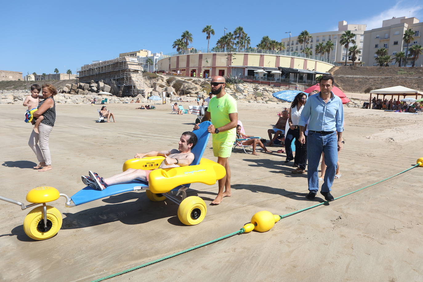 Fotos: La playa de Santa María ya cuenta con zona de atención para personas con discapacidad