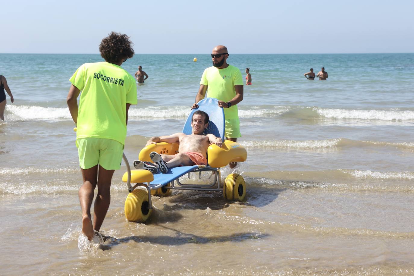 Fotos: La playa de Santa María ya cuenta con zona de atención para personas con discapacidad