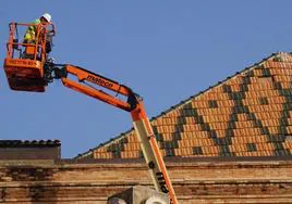 Obras de emergencia en el Palacio de Congresos de Cádiz tras detectar tejas sueltas en el techo