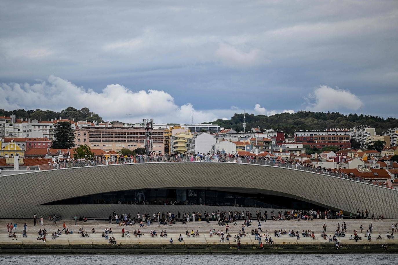 Las impresionantes imágenes de los grandes veleros saliendo desde Lisboa para llegar a Cádiz