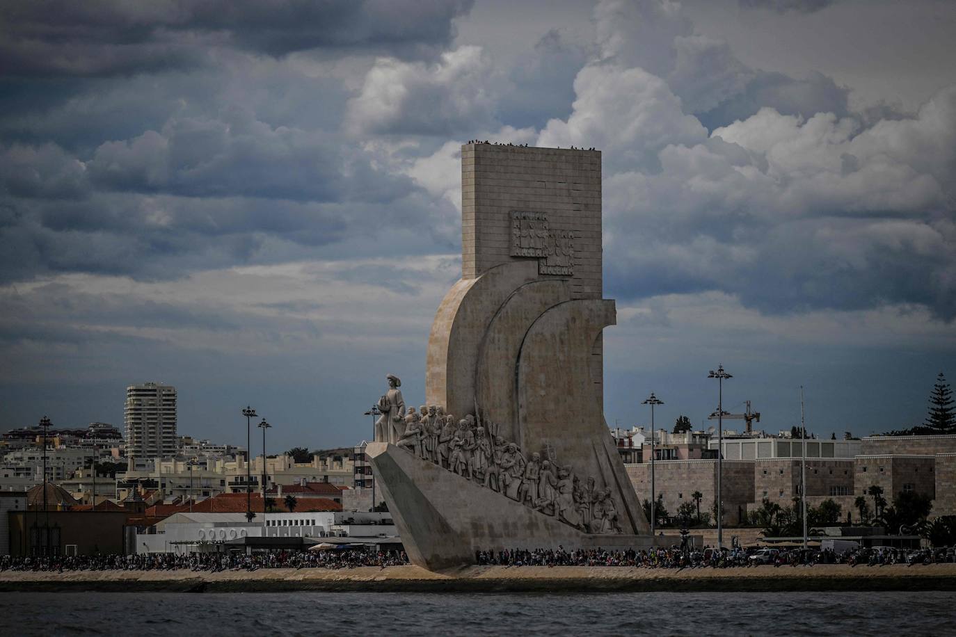 Las impresionantes imágenes de los grandes veleros saliendo desde Lisboa para llegar a Cádiz