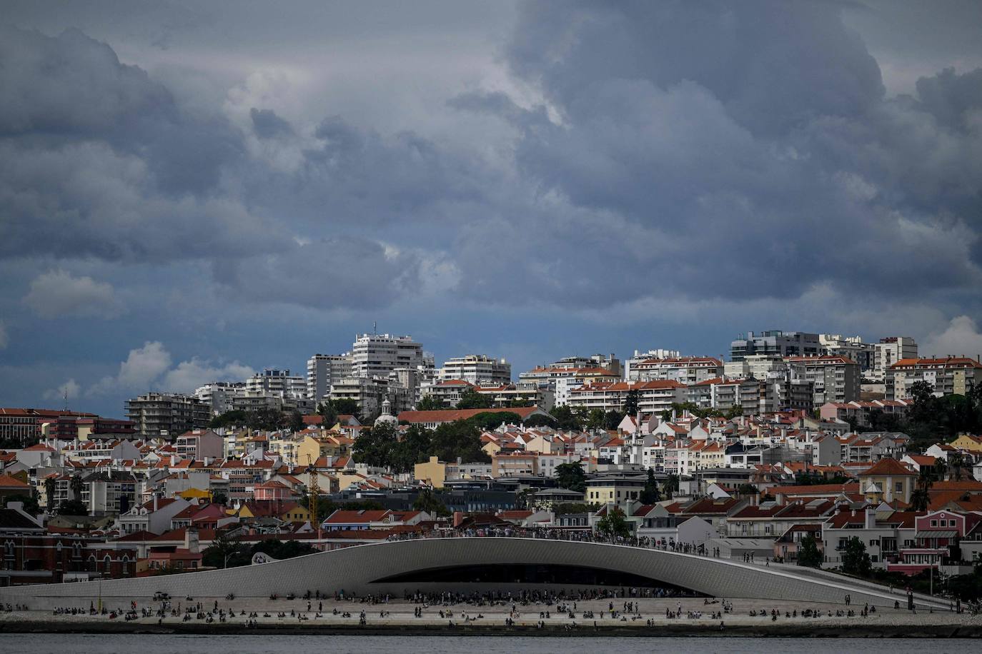 Las impresionantes imágenes de los grandes veleros saliendo desde Lisboa para llegar a Cádiz